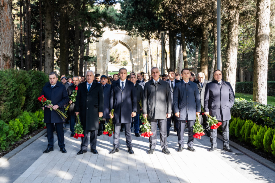 Rəqəmsal İnkişaf və Nəqliyyat Nazirliyinin kollektivi Ulu Öndər Heydər Əliyevin məzarını ziyarət edib