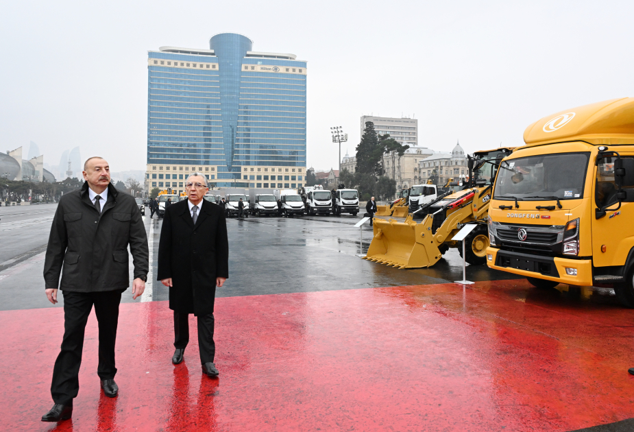 Prezident İlham Əliyev Bakıda kommunal xidmət göstərəcək müxtəlif xüsusi təyinatlı nəqliyyat vasitələri ilə tanış olub 