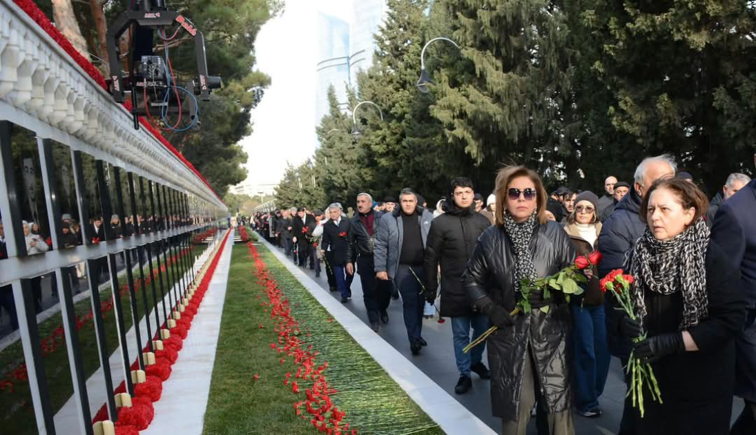 Ailə, Qadın və Uşaq Problemləri üzrə Dövlət Komitəsinin kollektivi Şəhidlər xiyabanını ziyarət edib