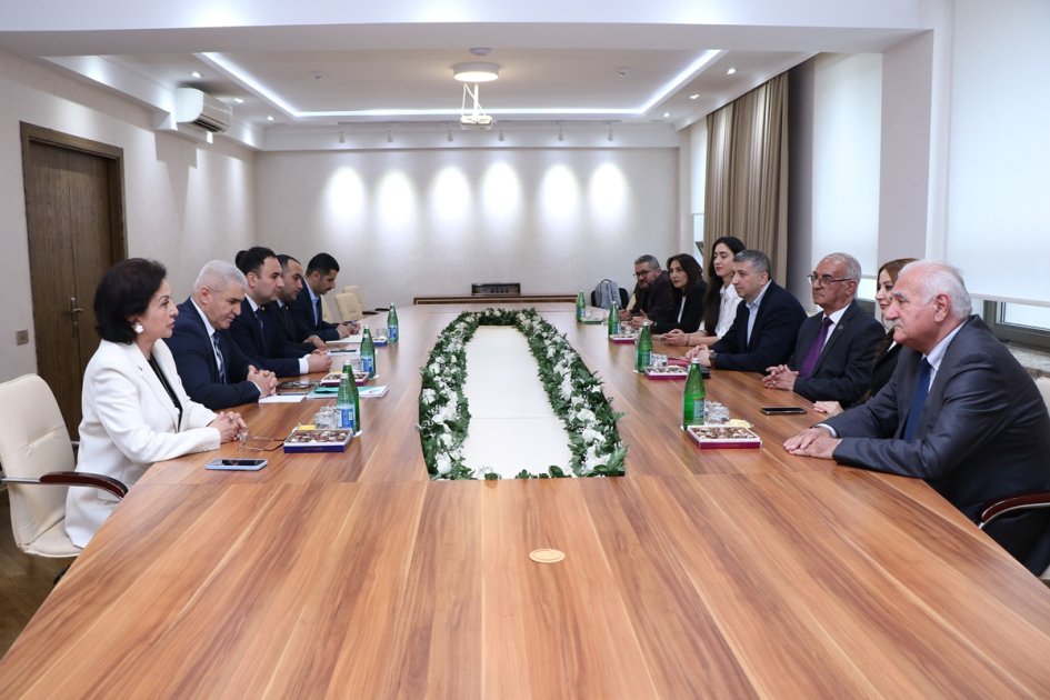 Elm və Təhsil Nazirliyi yanında İctimai Şuranın üzvləri AzMİU-da tələbələrin təkliflərini dinləyiblər
