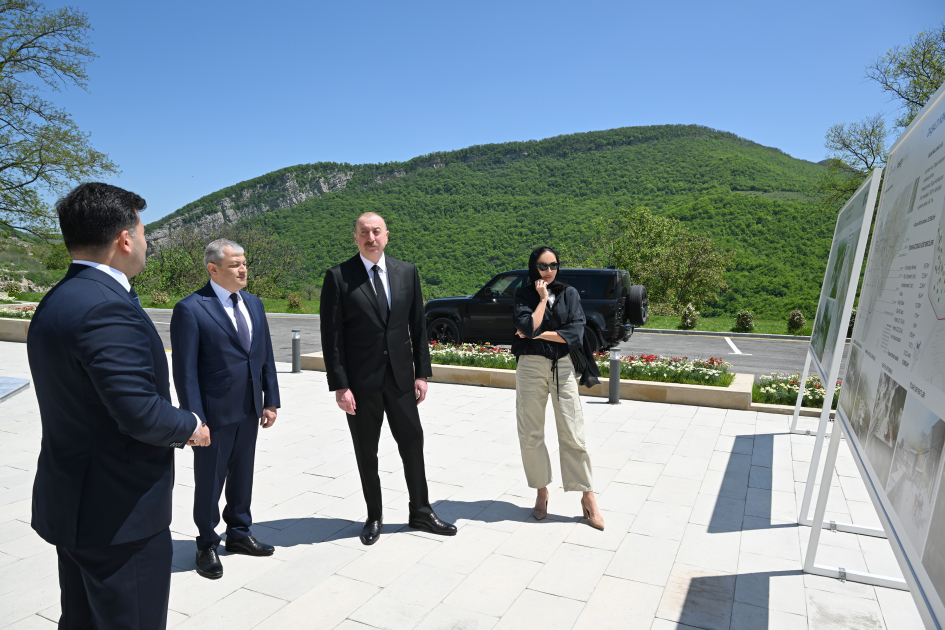 Prezident İlham Əliyev və birinci xanım Mehriban Əliyeva Şuşa rayonunun Daşaltı kənd məscidinin açılışında iştirak ediblər YENİLƏNİB