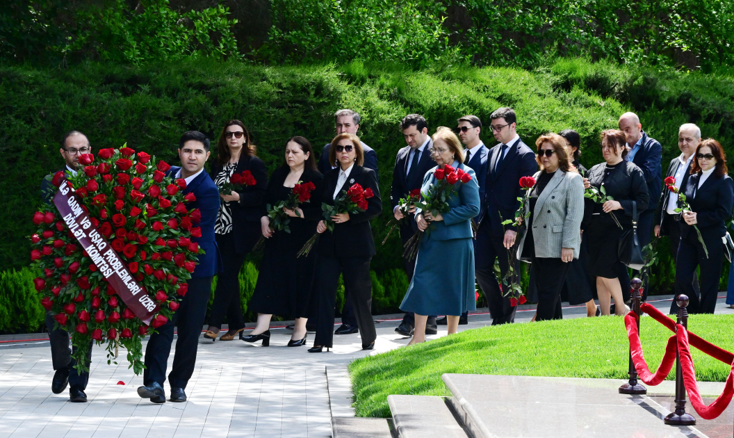 Dövlət Komitəsinin kollektivi Ümummilli Lider Heydər Əliyevin məzarını ziyarət edib