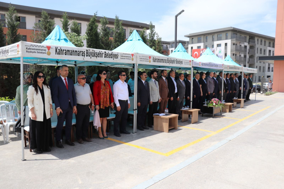Mayın 23-də Kahramanmaraşda Azərbaycan məhəlləsində yerləşən Heydər Əliyev adına ibtidai məktəbdə Azərbaycan dövlətçiliyinin memarının anadan olmasının 102-ci ildönümünə həsr olunmuş mərasim keçirilib