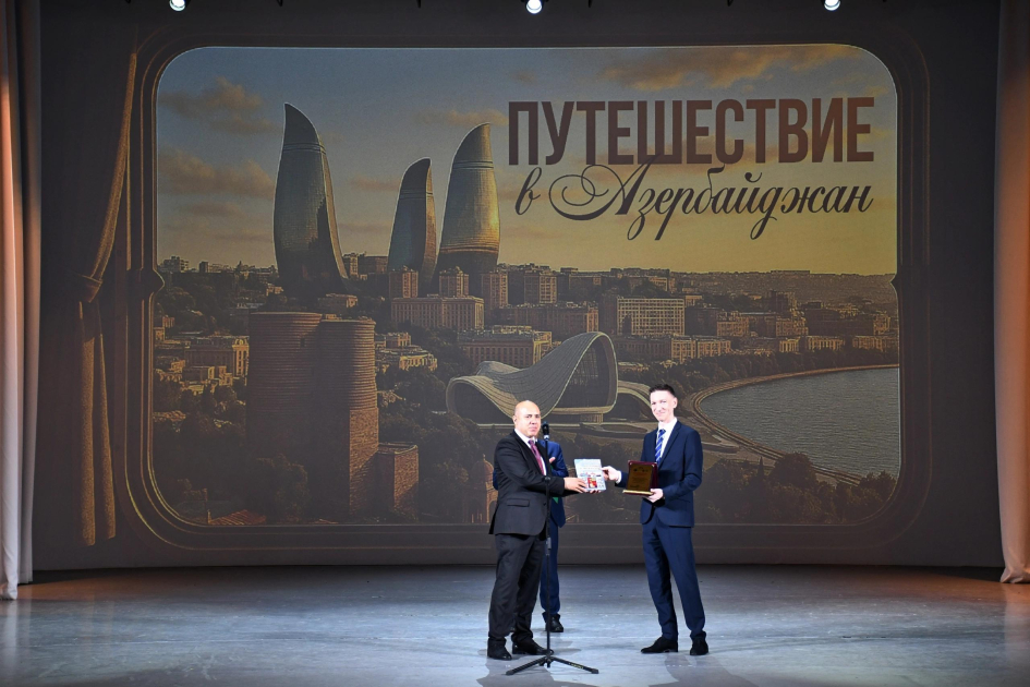 Krasnoyarsk şəhərindəki A.N. Kuznetsov adına Əmək və Həmrəylik Sarayında “Odlar Yurdu” Azərbaycan xalq mahnı və rəqs ansamblının “Azərbaycana səyahət” adlı hesabat konserti olub