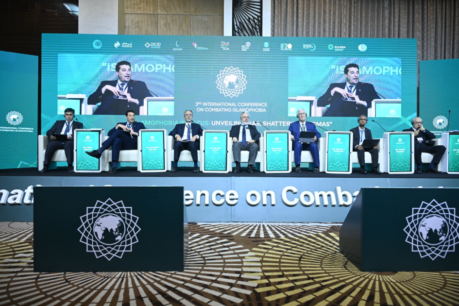 Bakıda “İslamofobiya: Qərəzin ifşa olunması və stiqmaların dağıdılması” mövzusunda beynəlxalq konfrans açılış mərasimindən sonra işini panel və plenar iclaslarla davam etdirib