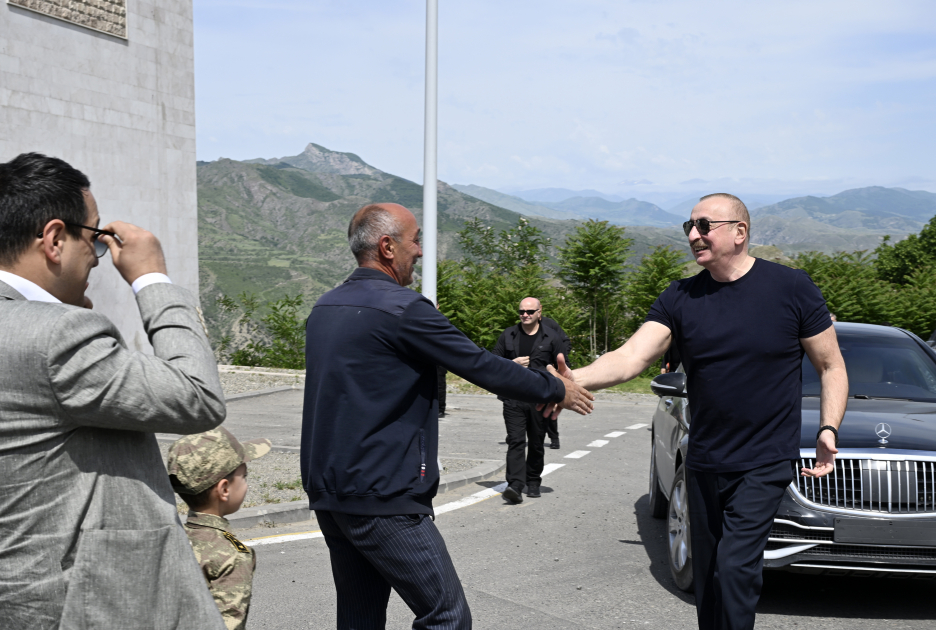 Prezident İlham Əliyev Laçın şəhərində sakinlərlə görüşüb