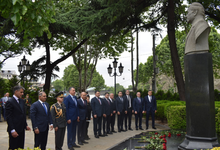 Tbilisidə Ulu Öndərin abidəsi ziyarət olunub