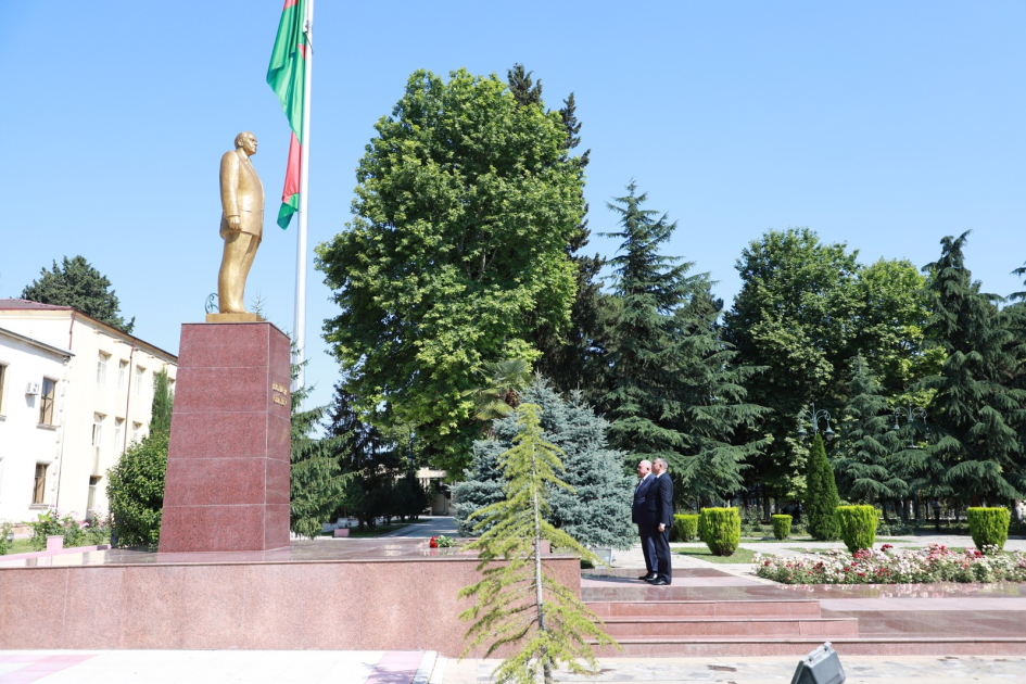 Dövlət Xidmətinin rəisi Tovuzda vətəndaşların müraciətlərini dinləyib