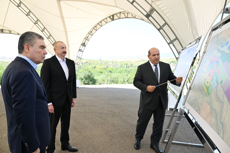 Prezident İlham Əliyev və Türkmənistan Xalq Məsləhətinin sədri Qurbanqulu Berdiməhəmmədov Füzuli şəhərinin dağıdılmış yerlərinə baxıblar