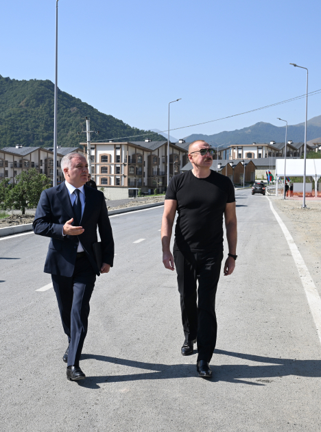 Prezident İlham Əliyev “Balland-Kəlbəcər balı, arı və arıçılıq məhsulları mağazası”nın açılışında iştirak edib