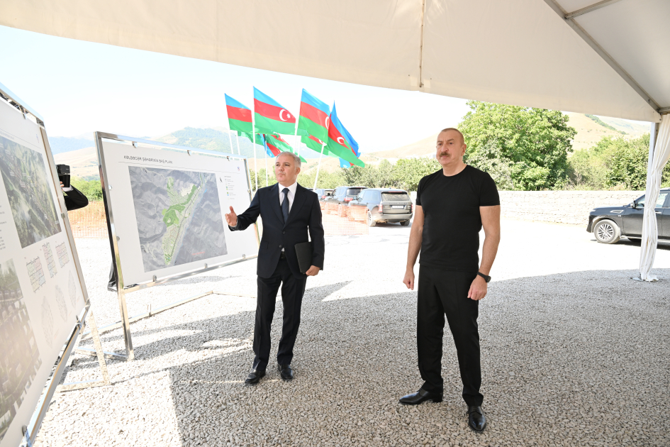 Prezident İlham Əliyev Kəlbəcər şəhərində 3-cü yaşayış kompleksinin təməlini qoyub 