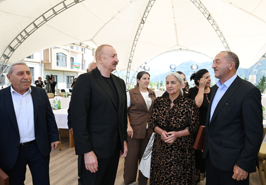 Prezident İlham Əliyev Kəlbəcər şəhərinin sakinləri ilə görüşüb, onlara mənzillərin açarlarını təqdim edib YENİLƏNİB