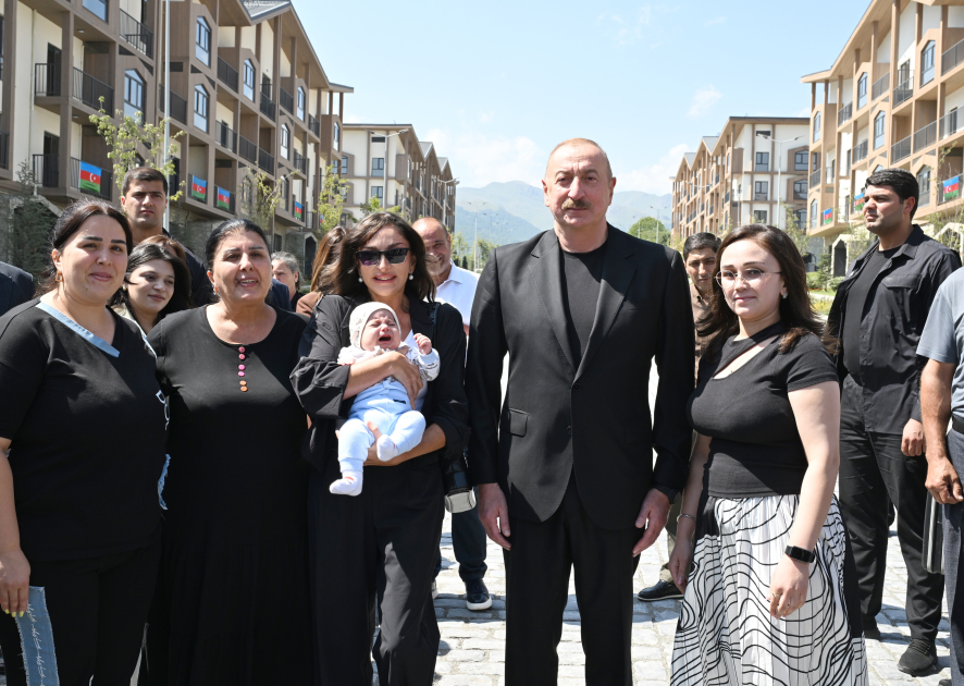 Prezident İlham Əliyev Kəlbəcər şəhərinin sakinləri ilə görüşüb, onlara mənzillərin açarlarını təqdim edib YENİLƏNİB