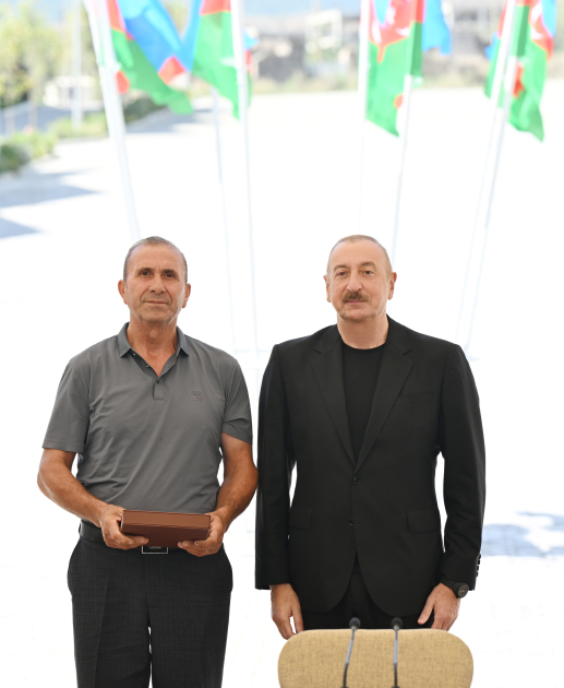 Prezident İlham Əliyev Kəlbəcər şəhərinin sakinləri ilə görüşüb, onlara mənzillərin açarlarını təqdim edib YENİLƏNİB