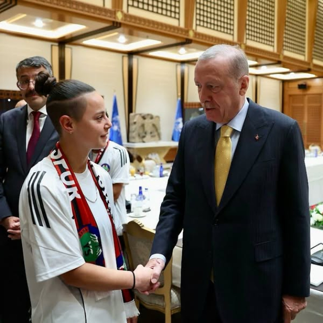 Rəcəb Tayyib Ərdoğan Azərbaycan millisinin futbolçuları ilə görüşüb