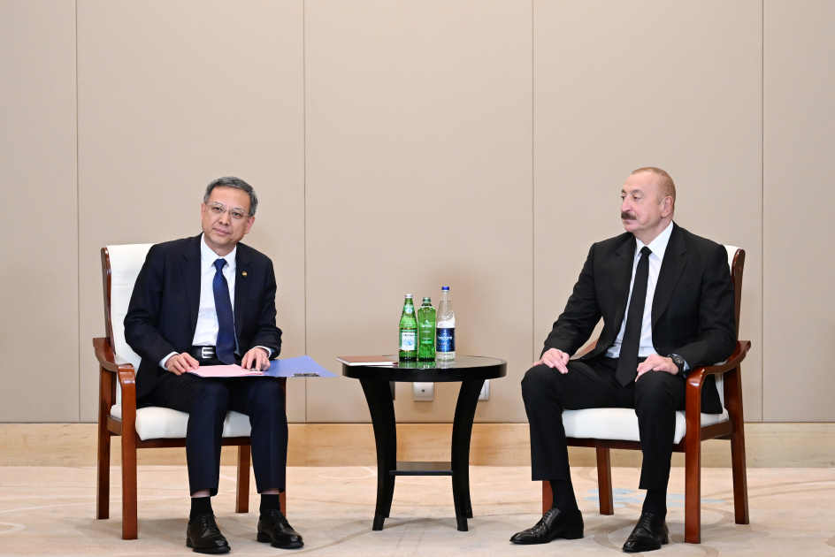 Prezident İlham Əliyev Tiencində "China Energy Engineering Corporation Limited" şirkətinin rəhbəri vəzifəsini icra edən Ni Cen ilə görüşüb