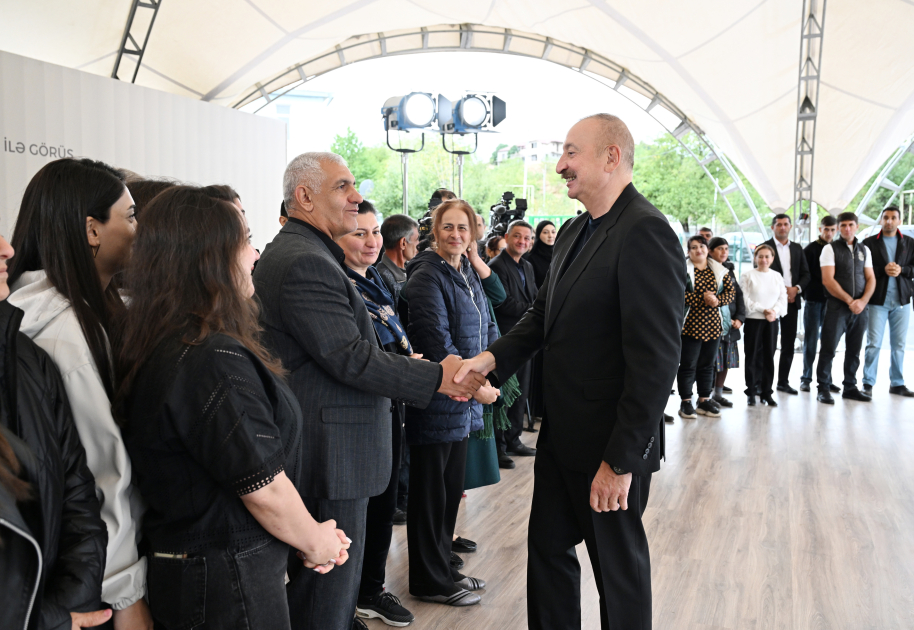 Prezident İlham Əliyev Qırmızı Bazar, Hadrut qəsəbələrinin və Sos kəndinin sakinləri ilə görüşüb