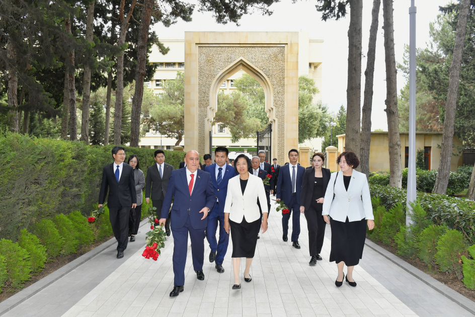 Çin nümayəndə heyəti Ulu Öndərin məzarını və Şəhidlər xiyabanını ziyarət edib