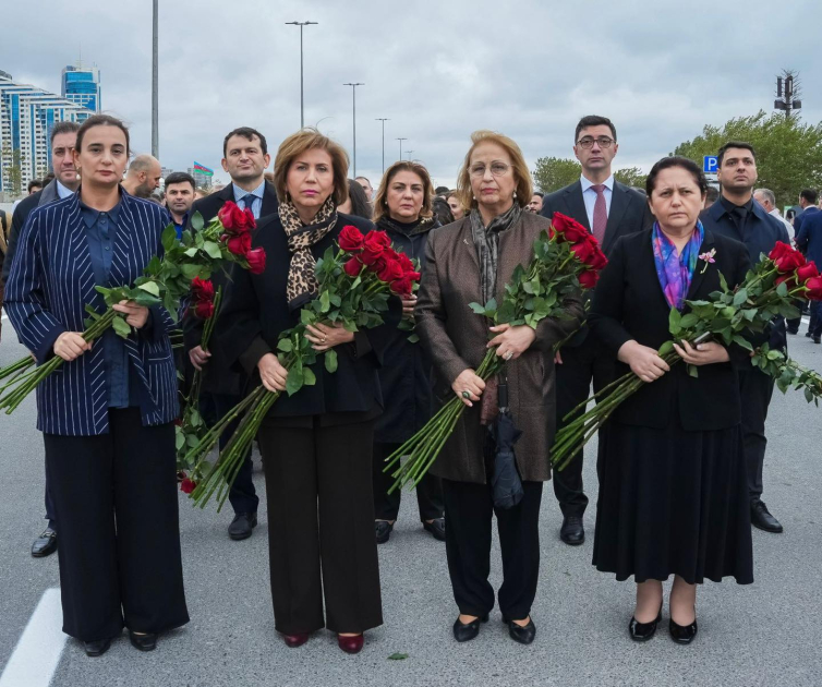 Ailə, Qadın və Uşaq Problemləri üzrə Dövlət Komitəsinin kollektivi Zəfər Parkını ziyarət edib