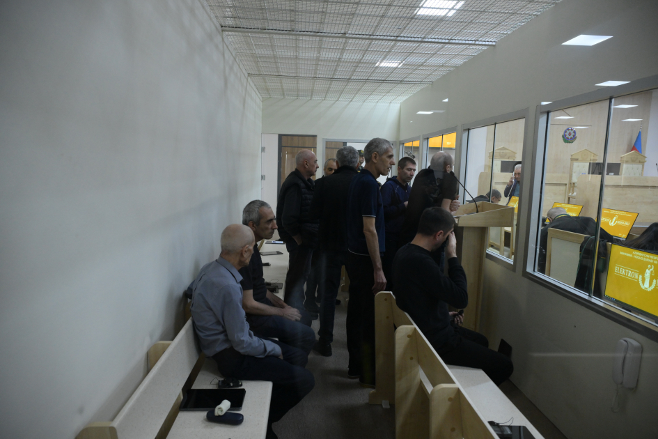 Ermənistan silahlı qüvvələrinin Aprel döyüşləri zamanı beynəlxalq humanitar hüquq normalarını pozaraq mülki şəxsləri və mülki obyektləri atəşə tutması ilə bağlı sənədlər məhkəmədə tədqiq olunub