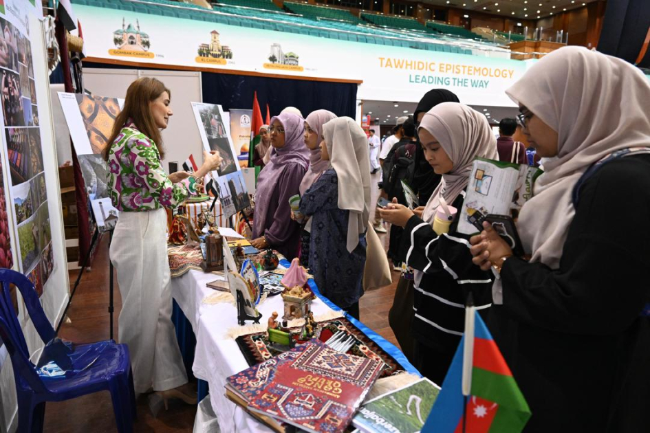 Malayziya universitetində sərgidə Azərbaycanın mədəni irsi və turizm potensialı nümayiş olunur