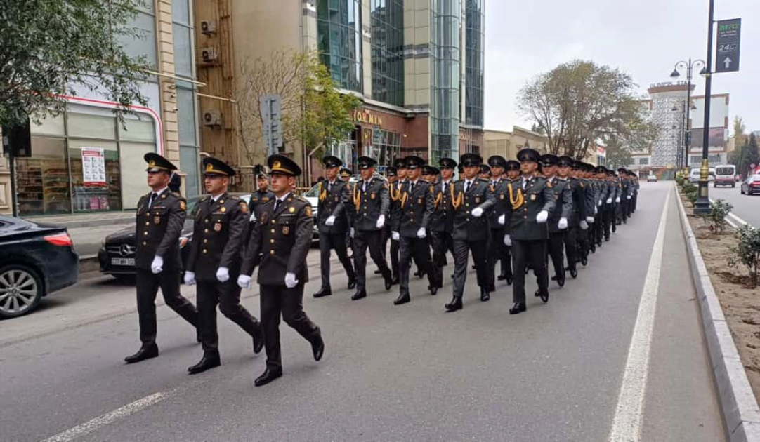 Zəfər Gününün beşilliyi münasibətilə hərbi orkestrlərin müşayiəti altında yürüşlər keçirilib
