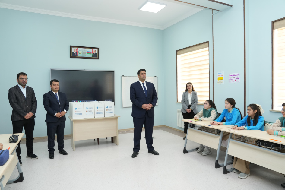 NDU-nun Beynəlxalq Kembric Məktəbinin müəllim və şagirdlərinə planşetlər təqdim olunub