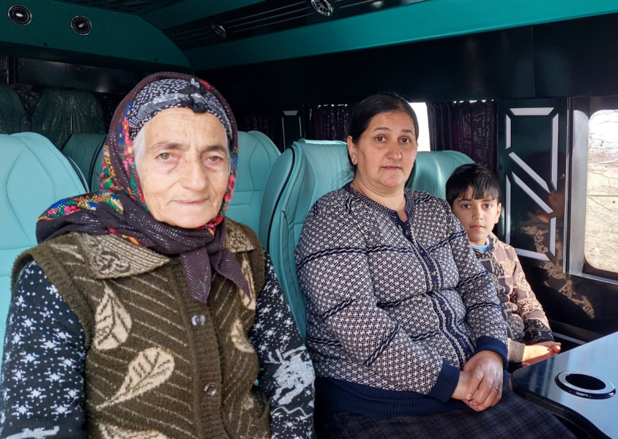 Ağdərənin Həsənriz kəndinə növbəti köç yola salınıb