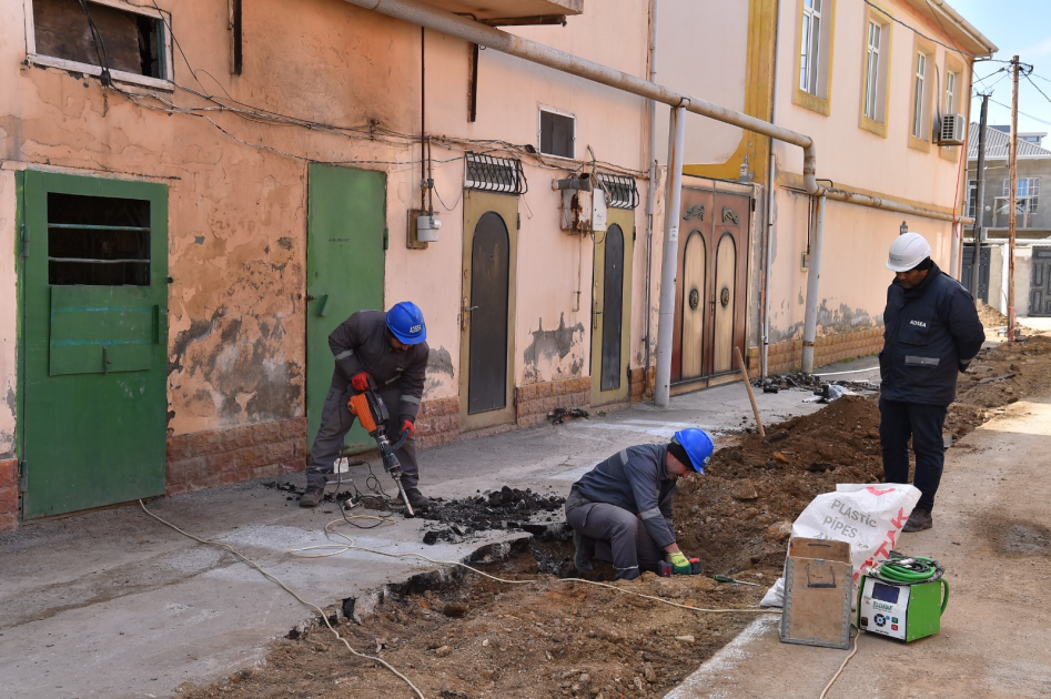 Xətai rayonunda evlərin altında qalan magistral su xətti əvəzlənərək yeri dəyişdirildi – (VİDEO) (FOTO)