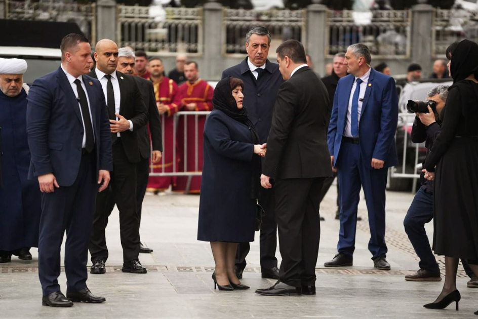 Sahibə Qafarova II İlyanın dəfn mərasimində iştirak edib