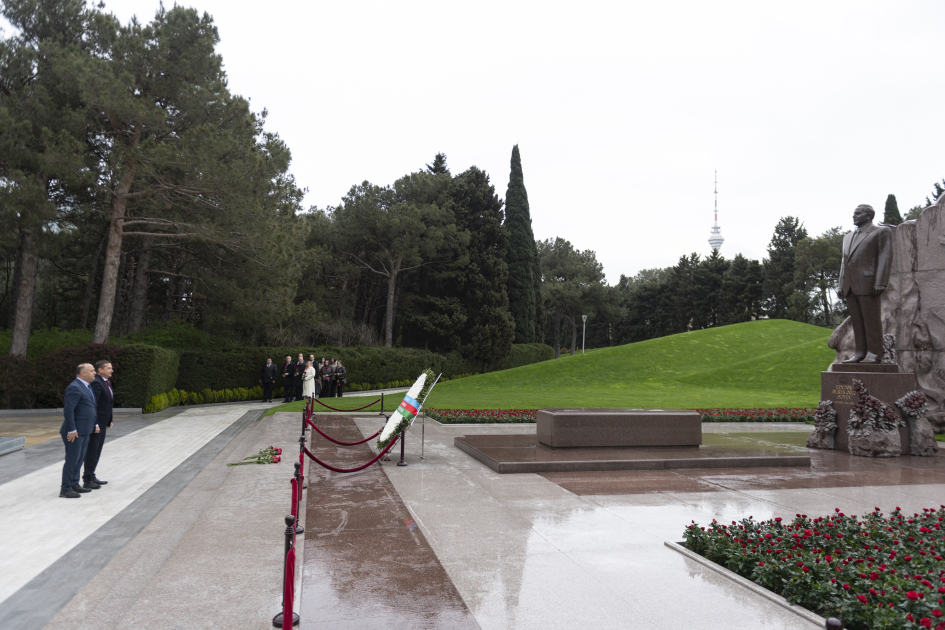 Azərbaycan-Latviya hökumətlərarası komissiyasının üzvləri Fəxri və Şəhidlər xiyabanlarını, Zəfər parkını ziyarət ediblər