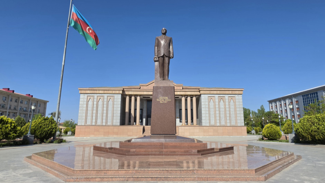 Fövqəladə hallar naziri Naxçıvanda vətəndaş müraciətlərini dinləyib