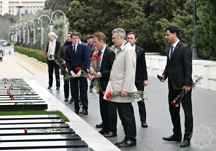 Almaniya parlament nümayəndə heyəti Şəhidlər xiyabanını ziyarət edib