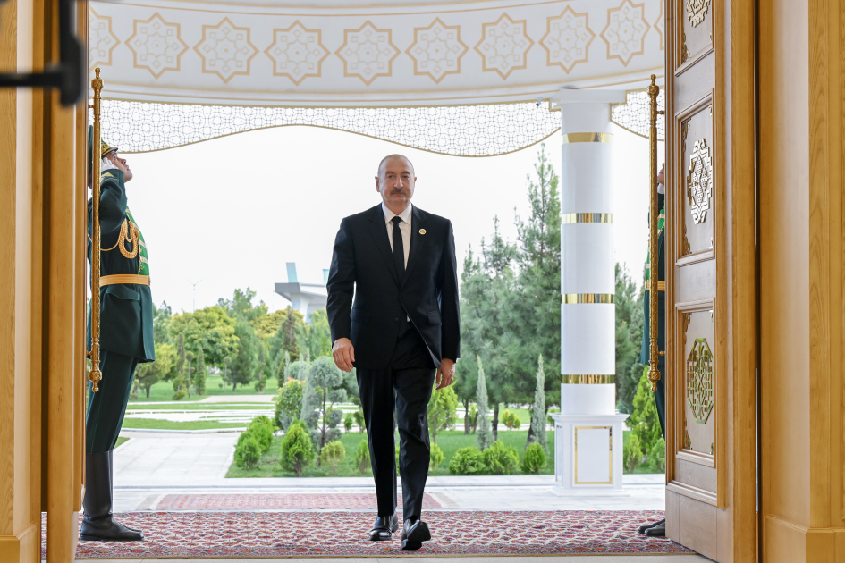 Prezident İlham Əliyev Azərbaycan və Mərkəzi Asiya Dövlət Başçılarının 8-ci Məşvərət görüşündə iştirak etmək üçün “Avaza” Kompleksinə gəldi