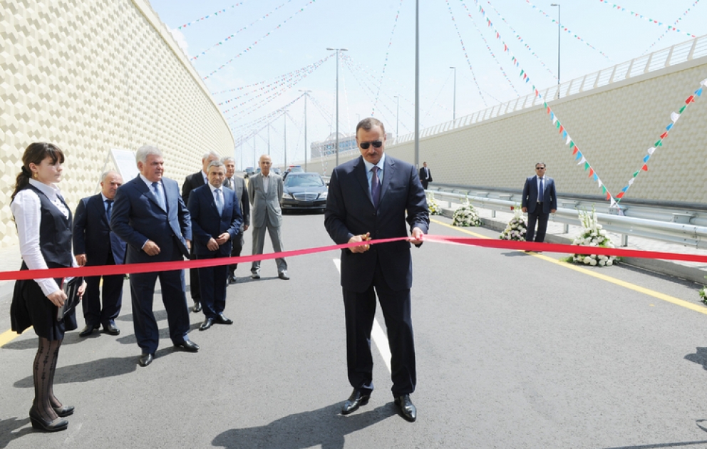 Le président azerbaïdjanais Ilham Aliyev a pris connaissance des travaux effectués dans le cadre des projets des première et deuxième parties de la reconstruction de l’autoroute Bilgah-Novkhany-Soumgaït