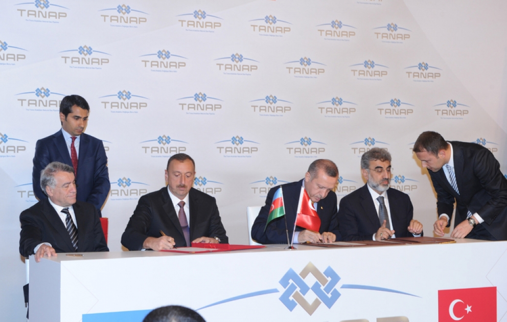 Cérémonie de signature des documents avec la présence du Président azerbaïdjanais Ilham Aliyev et le Premier ministre turc Recep Tayyip Erdogan