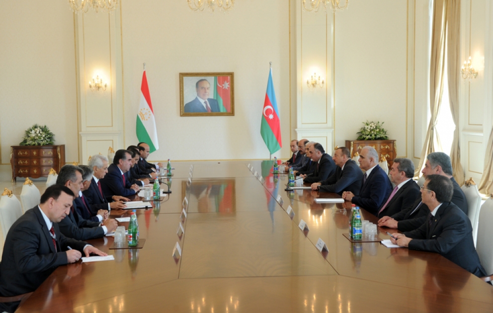 La rencontre des présidents azerbaïdjanais et tadjik avec la participation des délégations