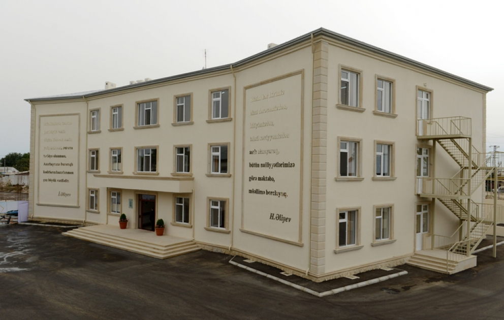 La cérémonie d’inauguration du nouveau bâtiment de l’école secondaire n° 85 R. Abdinov au bourg de Yéni Sourakhany de BakouLe président azerbaïdjanais a participé à la cérémonie inaugurale