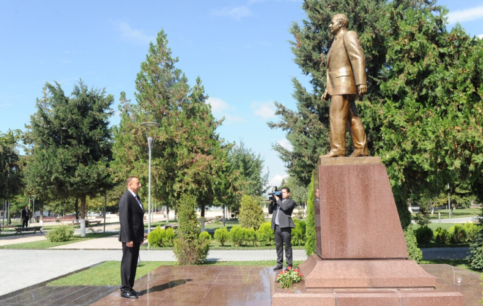 Le président azerbaïdjanais Ilham Aliyev a visité le monument du leader national Heydar Aliyev à Gabala
