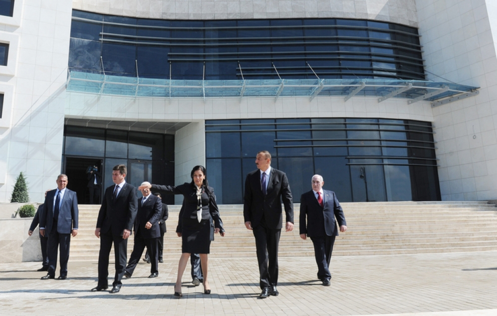 Le président Ilham Aliyev a visité le nouveau bâtiment du Palais de culture de Gabala pour voir le déroulement des derniers travaux de construction