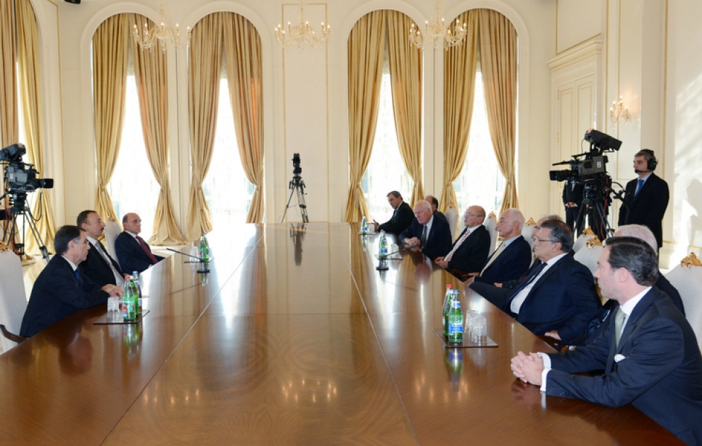 Le président Ilham Aliyev a reçu les participants de la conférence internationale « La construction de ponts » organisée à Bakou