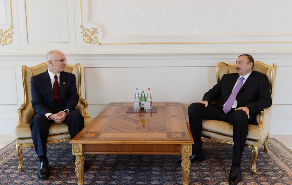 Le président M. Ilham Aliyev a reçu Fikret Akcura, résident coordinateur pour l’Azerbaïdjan de l’ONU à l’occasion de l’achèvement de sa mission