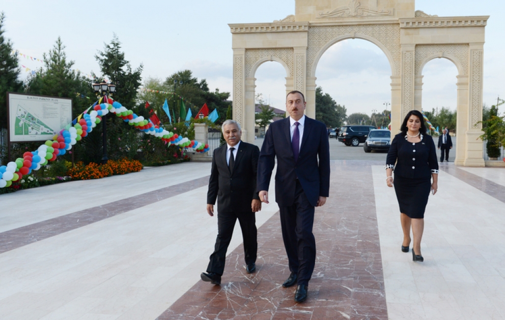 Le président Ilham Aliyev a visité le monument du leader national Heydar Aliyev à Zerdab