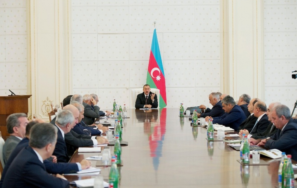 La réunion du Conseil des Ministres consacrée au bilan du développement socio-économique des trois trimestres de 2012 et aux tâches à réaliser s’est tenue sous la présidence du président Ilham Aliyev