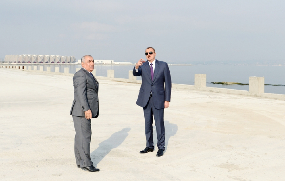 Le président Ilham Aliyev s’est rendu sur la Place du drapeau national pour voir le déroulement des travaux d’aménagement et de construction en cours sur la place et à ses alentours