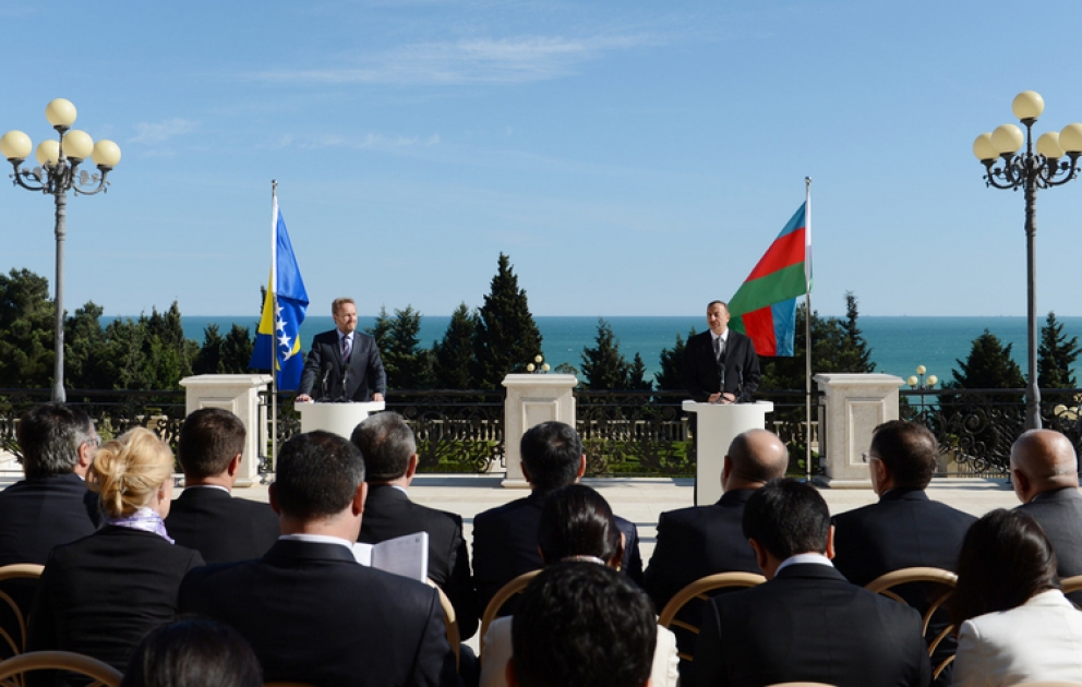 Le président azerbaïdjanais M.Ilham Aliyev et le président de la présidence de la Bosnie-Herzégovine M. Bakir Izetbegovic ont tenu une conférence de presse