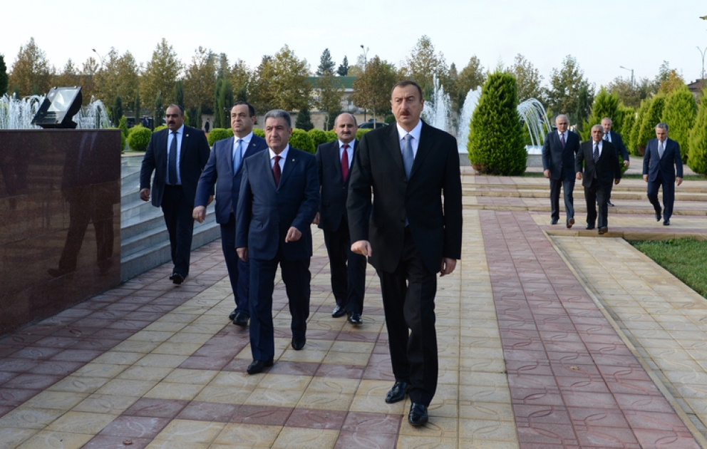 Le président Ilham Aliyev a visité le monument du leader national Heydar Aliyev à Beylagan
