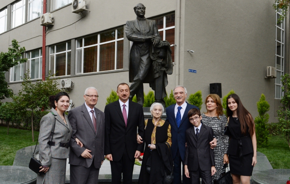 Le président azerbaïdjanais Ilham Aliyev a participé à l’inauguration du monument de l’éminent chanteur Bulbul à Bakou