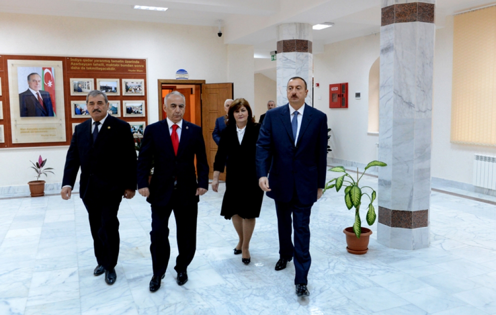 Le président Ilham Aliyev a visité l’école secondaire numéro 173 de l’arrondissement de Yassamal de Bakou après les travaux de rénovation