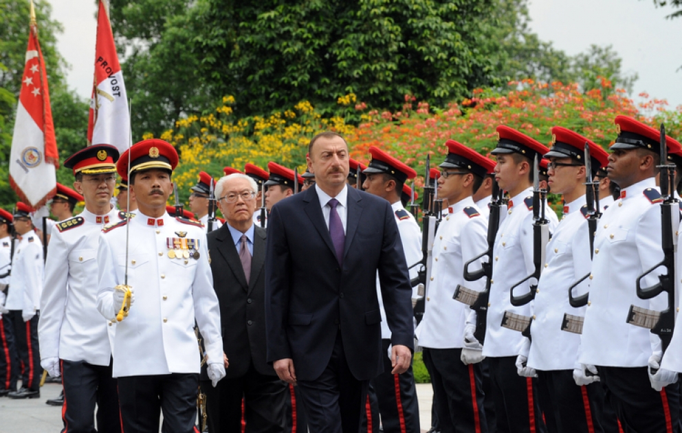 La cérémonie officielle d’accueil du président azerbaïdjanais Ilham Aliyev, en visite d’Etat à Singapour